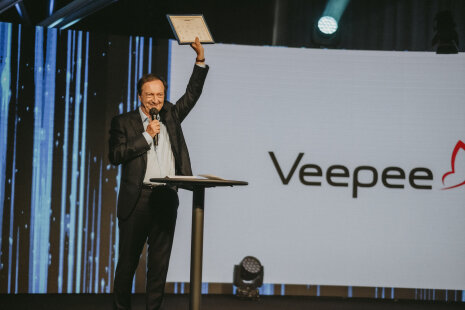 Michel-Edouard Leclerc remettant un prix à Veepee. - © Républik Retail