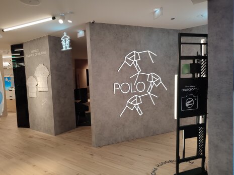 Un photobooth est installé à côté des cabines à l'étage. - © Républik Retail