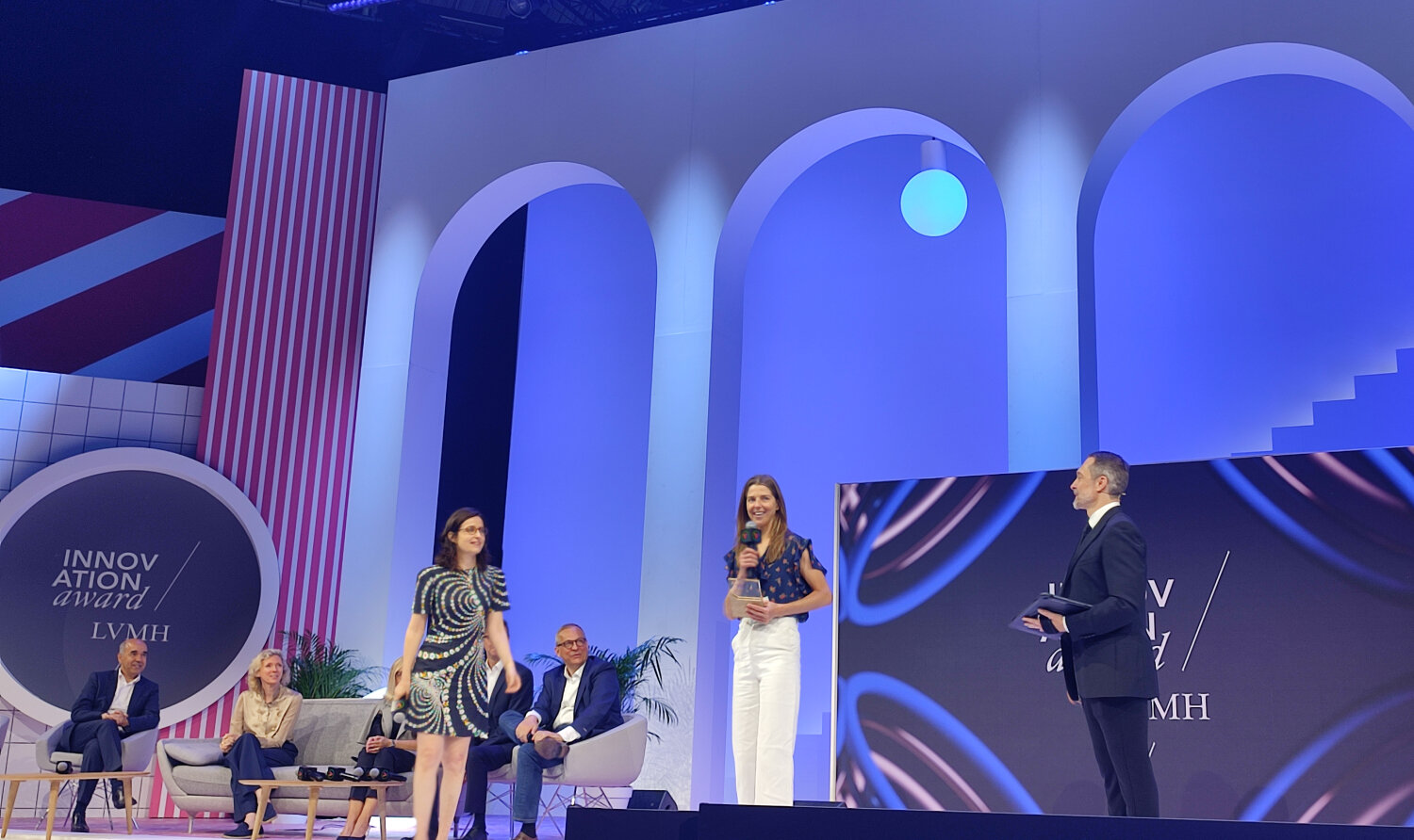 La fondatrice de WeTurn reçoit son prix lors des Innovation Award LVMH. - © Républik Retail
