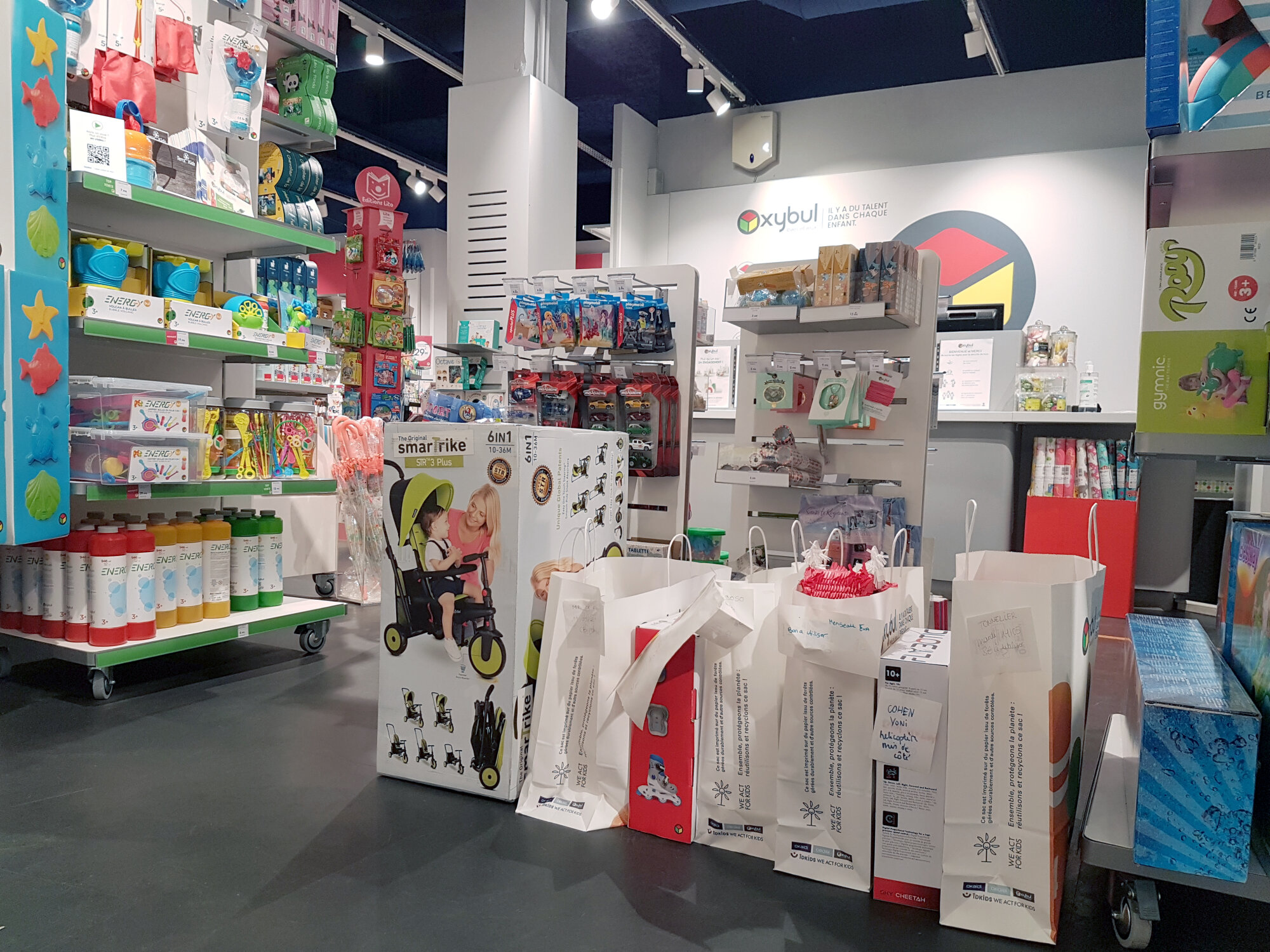 Les colis vont devoir quitter la surface de vente pour attendre désormais les clients en réserve. - © CC / Républik Retail