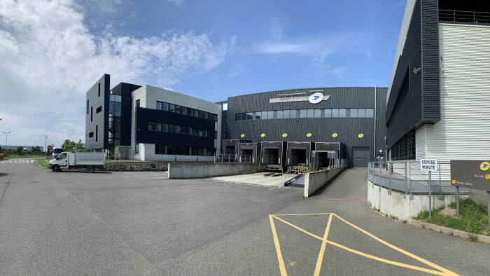 A Roye, l’Ugap dispose d’une réserve de 24 000 m2 sur une plateforme industrielle de courrier. - © D.R.