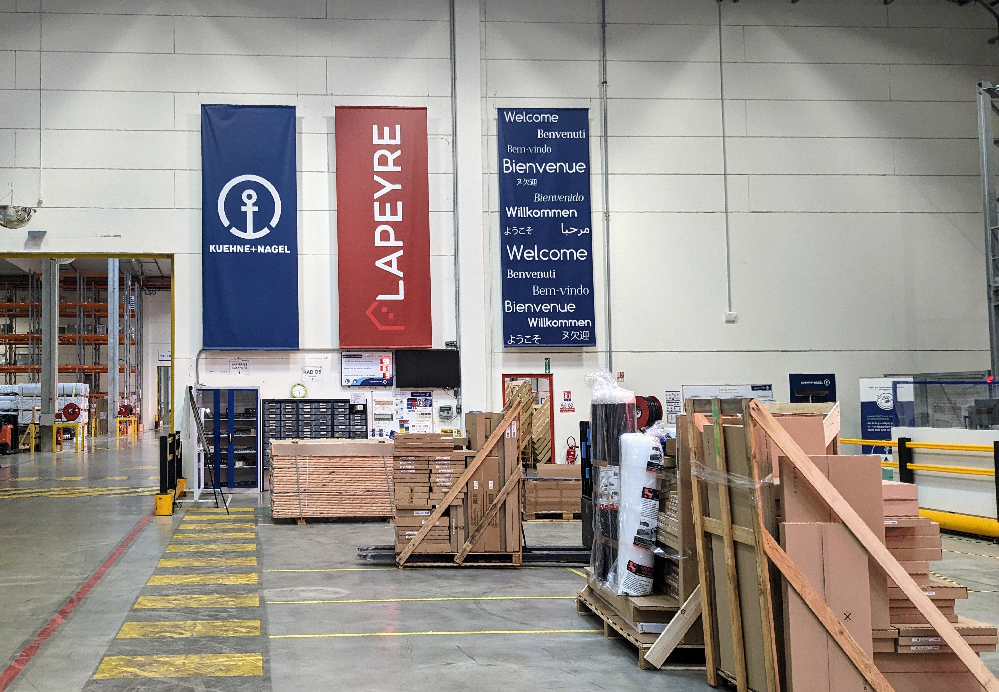 Lapeyre traite les produits achetés pour revente depuis un entrepôt de 72 000 m² presté par Kuehne+Nagel à Mer. - © D.R.