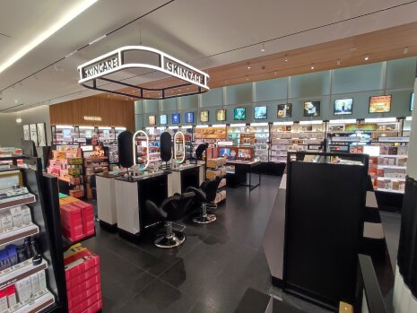 L'espace Skincare a de la lumière naturelle et du bois - © CC / Républik Retail