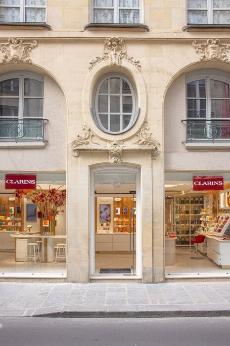 Vue imprenable sur le magasin depuis la rue. - © Clarins / Olivier Loser