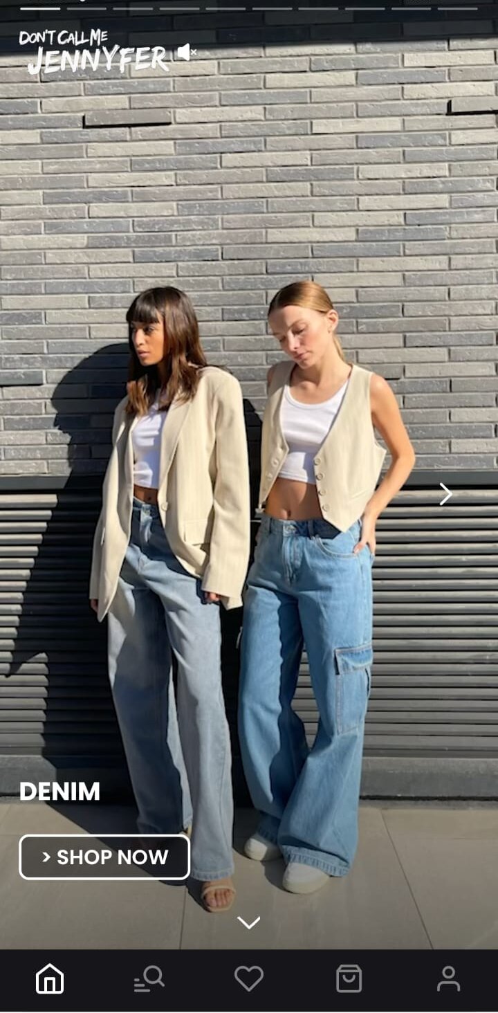 DCM Jennyfer reprend les codes des réseaux sociaux pour présenter ses collections. - © D.R.