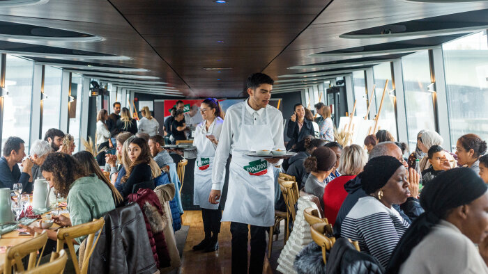 La Table Panzani a été dressée sur une péniche parisienne le temps d’une croisière - © Panzani