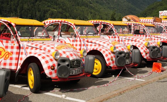Les 2CV de Cochonou arborent un nouveau Vichy cette année - © Cochonou