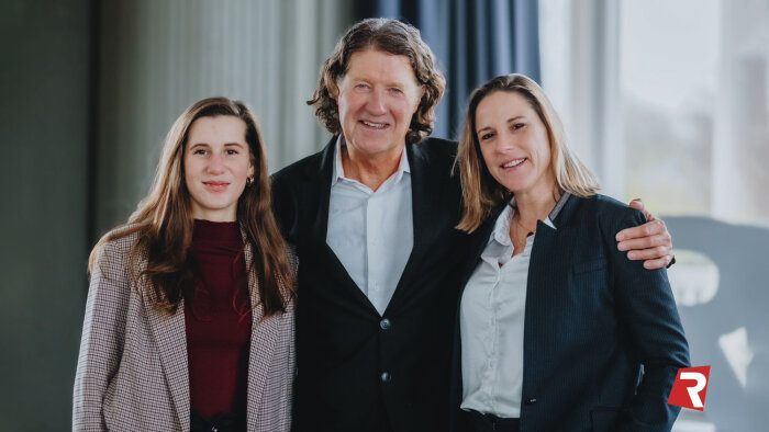 Autour de Marc Dumas, président de Républik, l’équipe de Républik Finance. - © Républik