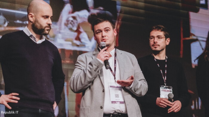 Romaric Ducloux (Carrefour, au centre) et Julien Rhome (Splunk, à gauche) à la Cyber Night. - © Républik IT