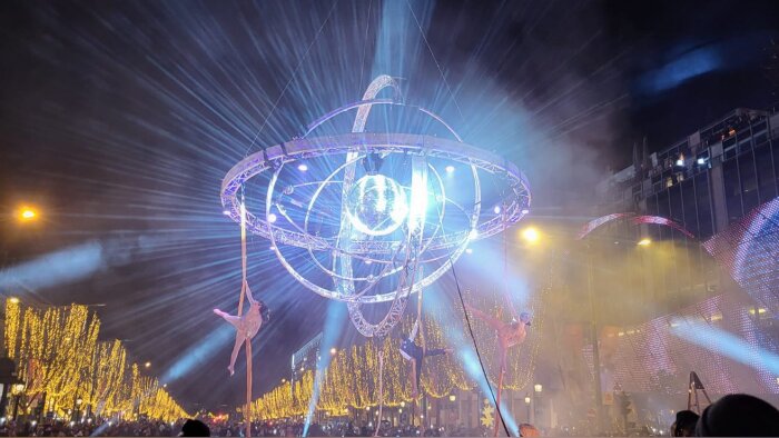 La Ville de Paris illuminée par la performance artistique de Deus Ex Machina - © Havas Events