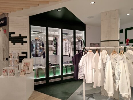La collection Champs-Elysées séduira les touristes et n'est vendue que dans ce magasin. - © Républik Retail