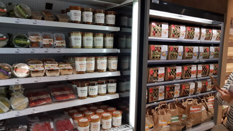 Près de l'entrée, des solutions de repas express sont proposés. - © Républik Retail