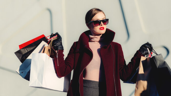 Les 18/34 ans consacrent chaque mois 116€ aux achats mode, soit 66 % de plus que les plus de 35 ans. - © D.R.