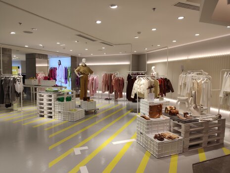 Dans Hors Saison, les pièces sont présentées par couleur. - © Républik Retail