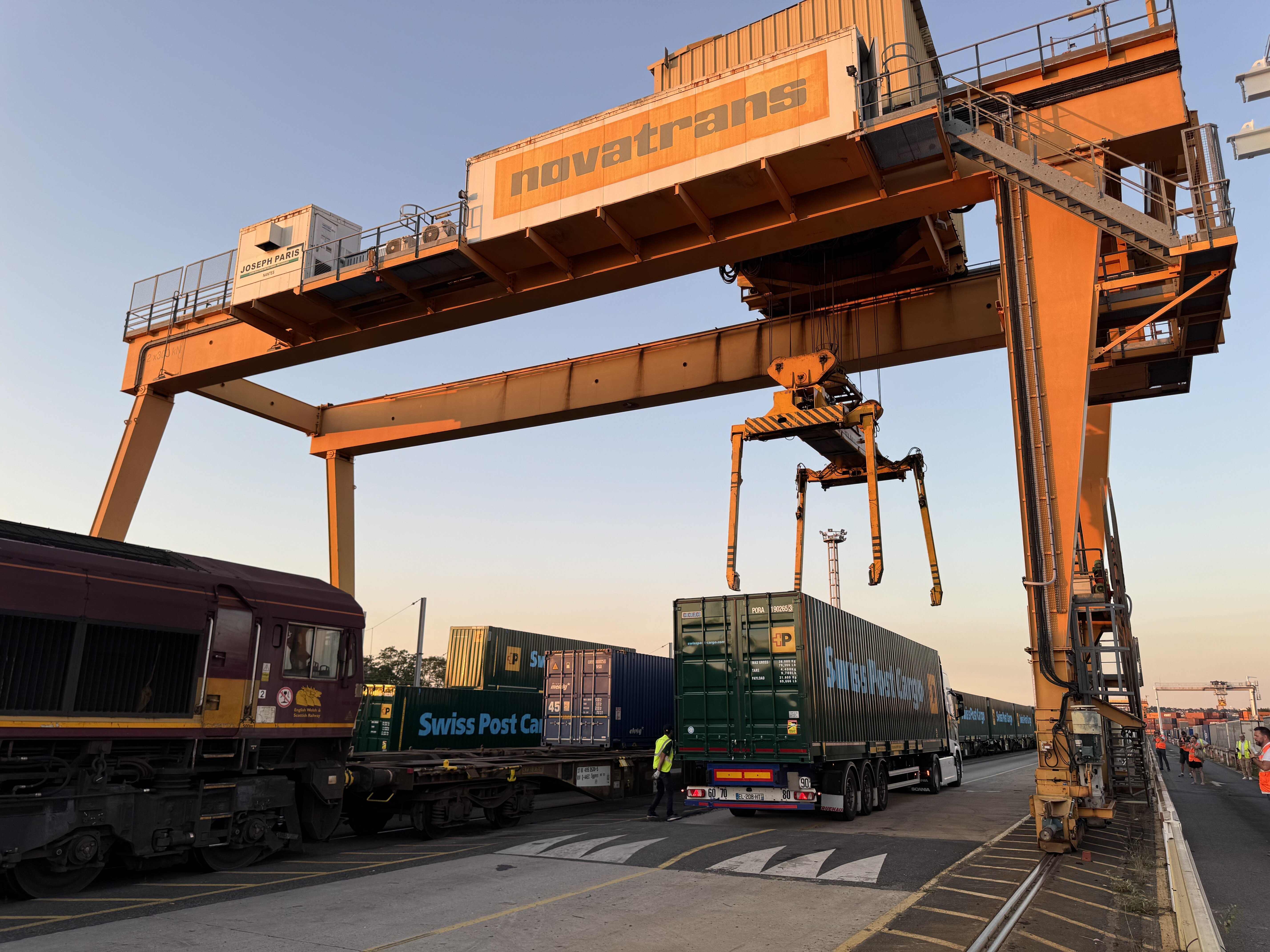 Un train de 36 containers est acheminé chaque jour de Metz à Valenton. - © D.R.