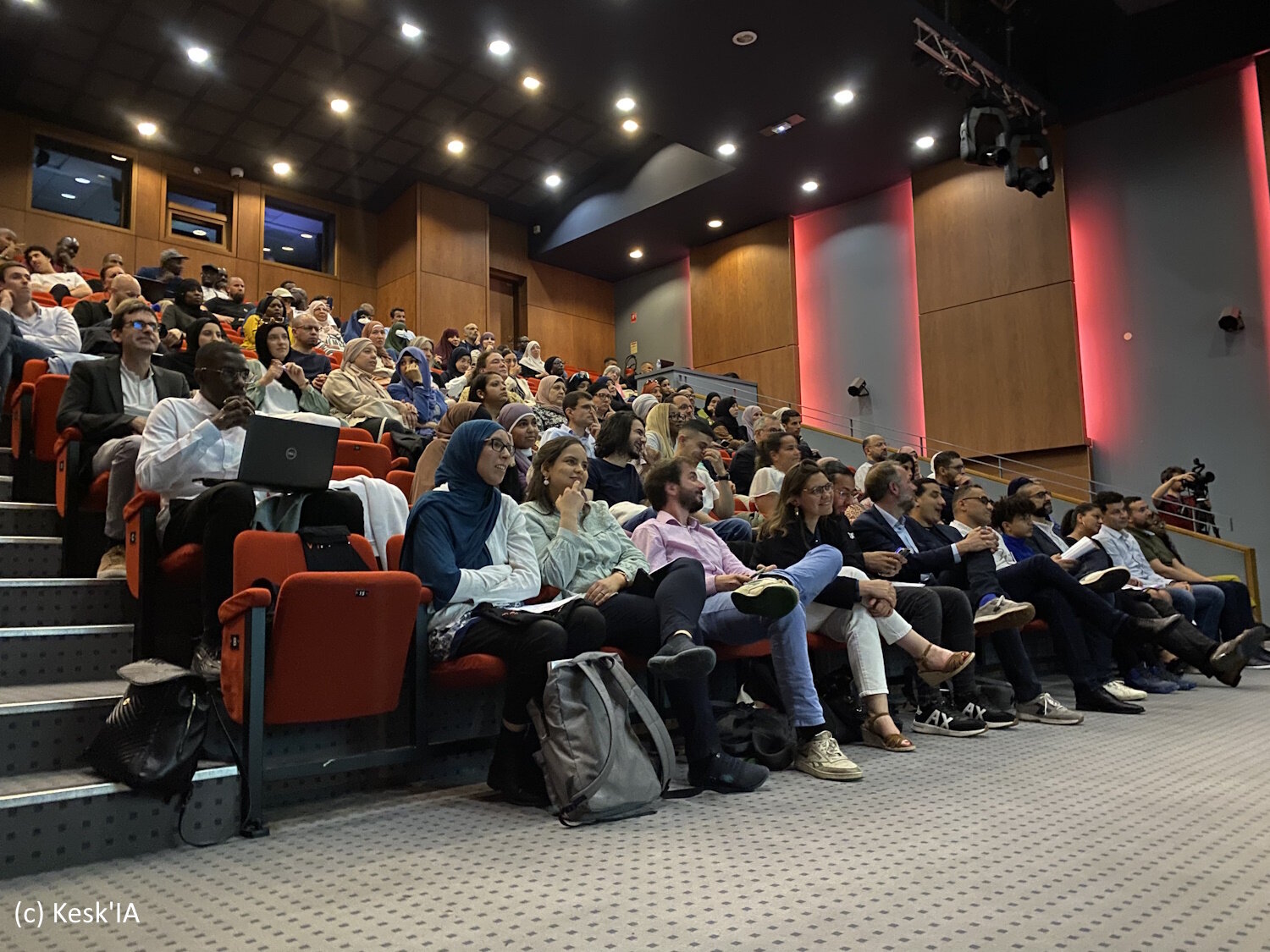 Les participants à la cérémonie, dans l’attente des résultats. - © Kesk’IA
