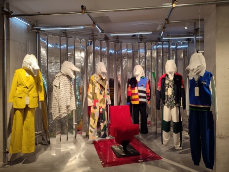 Lacoste expose au sous-sol des anciennes pièces. - © Républik Retail