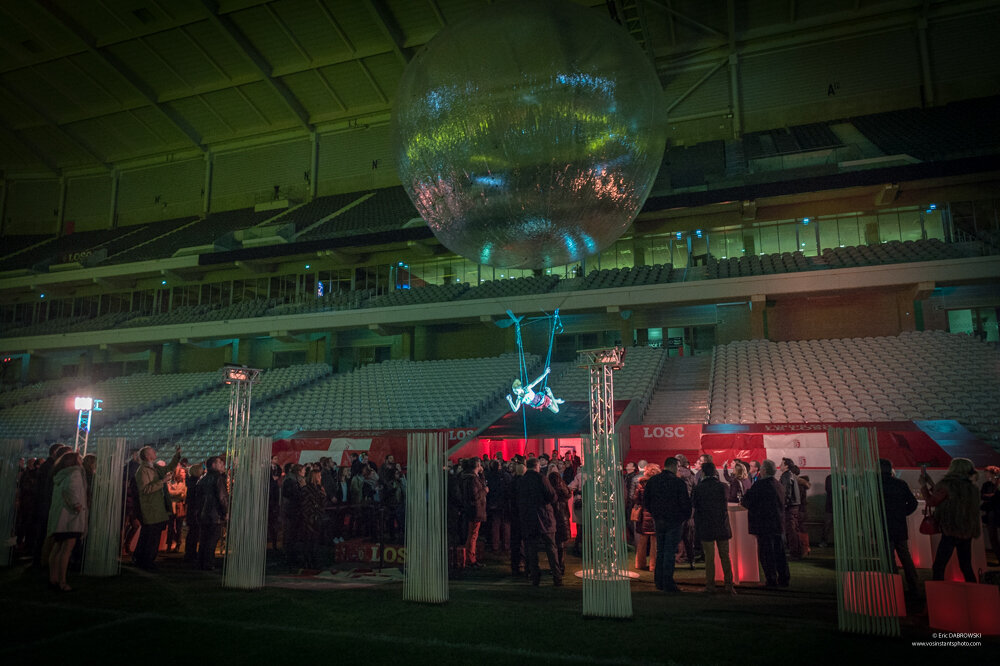 Artiste acrobate suspendue à une bulle géante - Soirée RP Stade Pierre Mauroy - © Eric Daebrovski