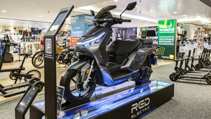 Le scooter Red Electric est vendu depuis janvier chez Fnac et Darty. - © Sarah Bastin
