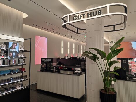 Près des caisses, un espace cadeaux pour personnaliser ses parfums - © CC / Républik Retail