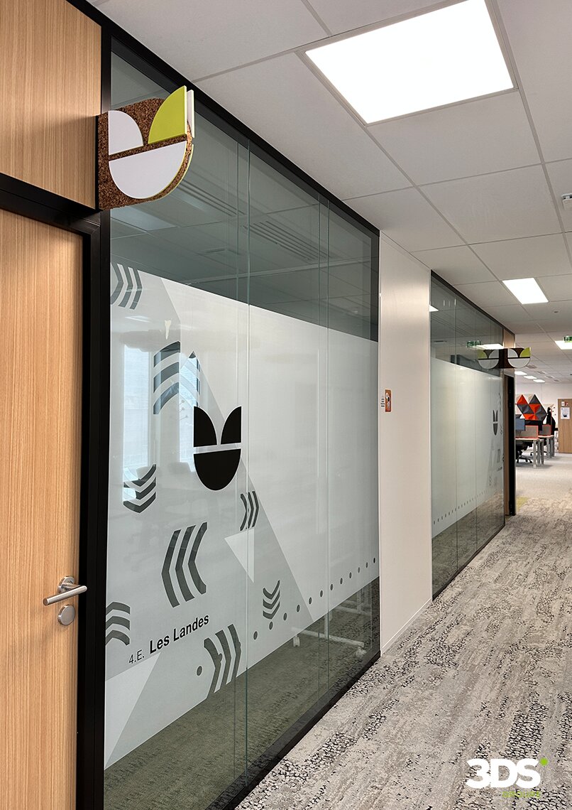 Les solutions de vitrophanie se sont enrichies pour distinguer la marque-employeur hors des sentiers standardisés. - © 3DS Groupe