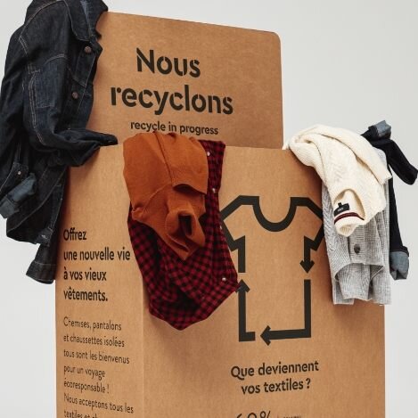 Jules a mis en place dans ces magasins des bacs pour récupérer les textiles et leur donner une seconde vie. - © Jules