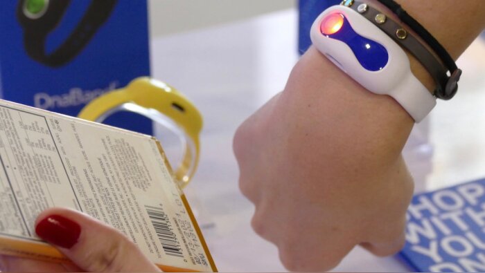 DNANudge guide les clients dans leurs achats en magasin avec un bracelet connecté.. - © D.R.