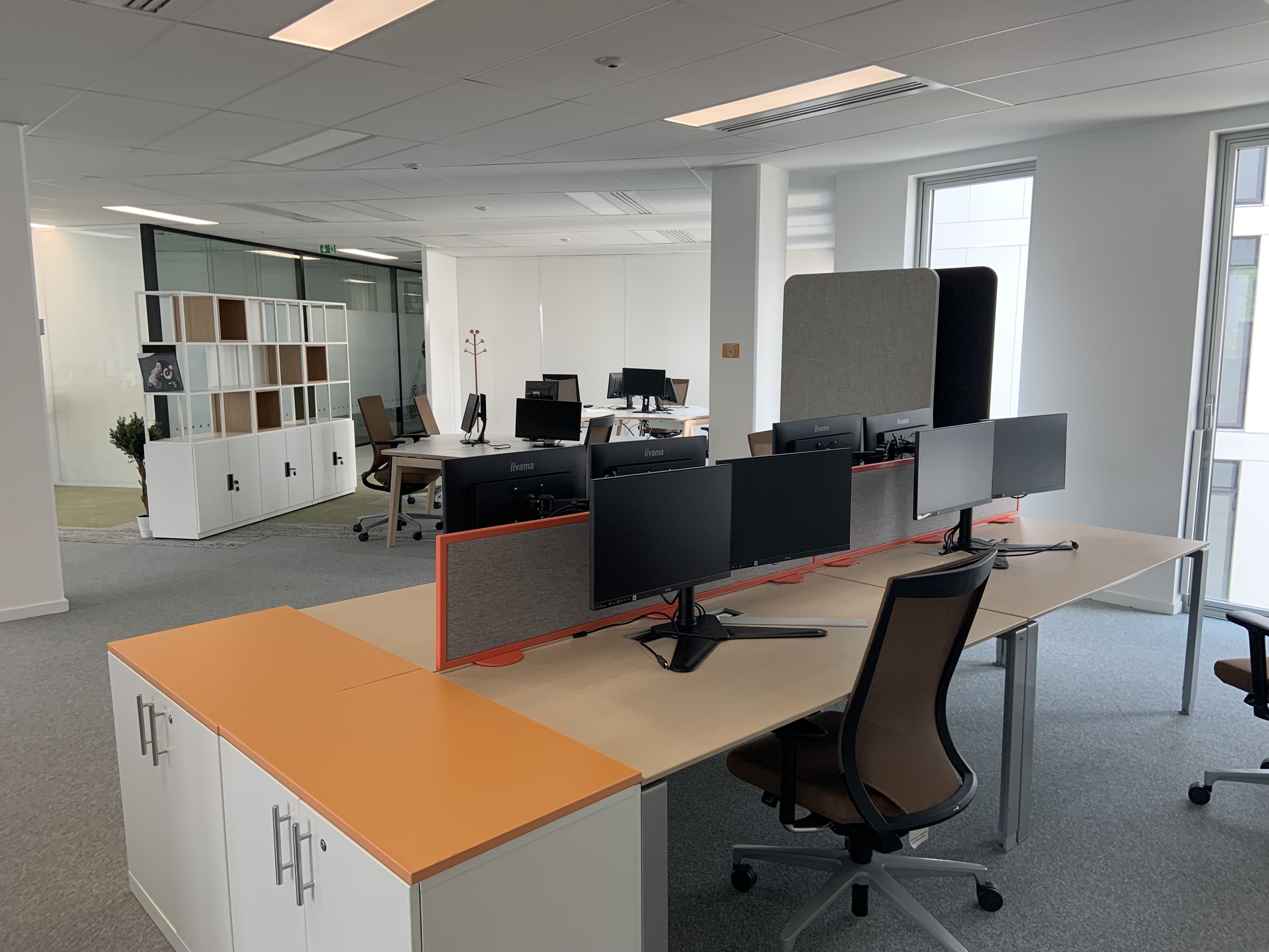 Les postes de travail individuels proviennent de l’ancien siège. - © D.R.
