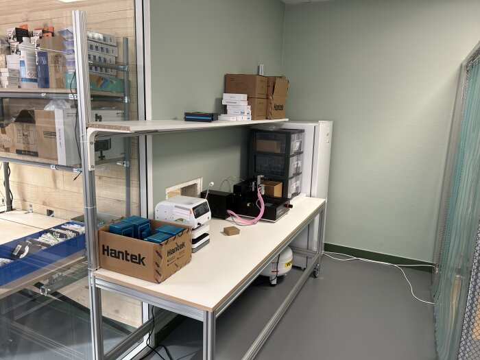 Dans son atelier parisien, Ecogem traite et reconditionne jusqu’à 1 000 téléphones et tablettes - © D.R.