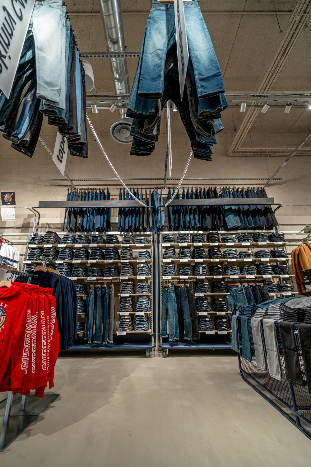 Le mobilier est modulaire pour changer régulièrement le merchandising du magasin. - © Celio