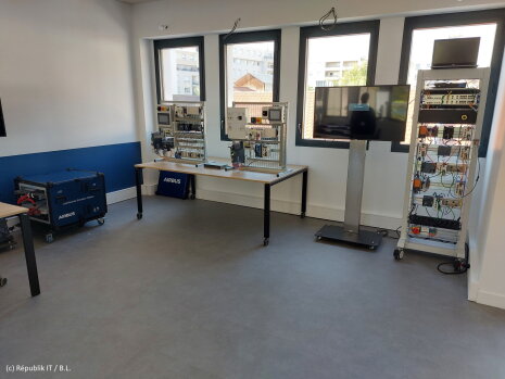 Les élèves peuvent se former à la sécurité industrielle sur de pseudo-automates. - © Républik IT / B.L.