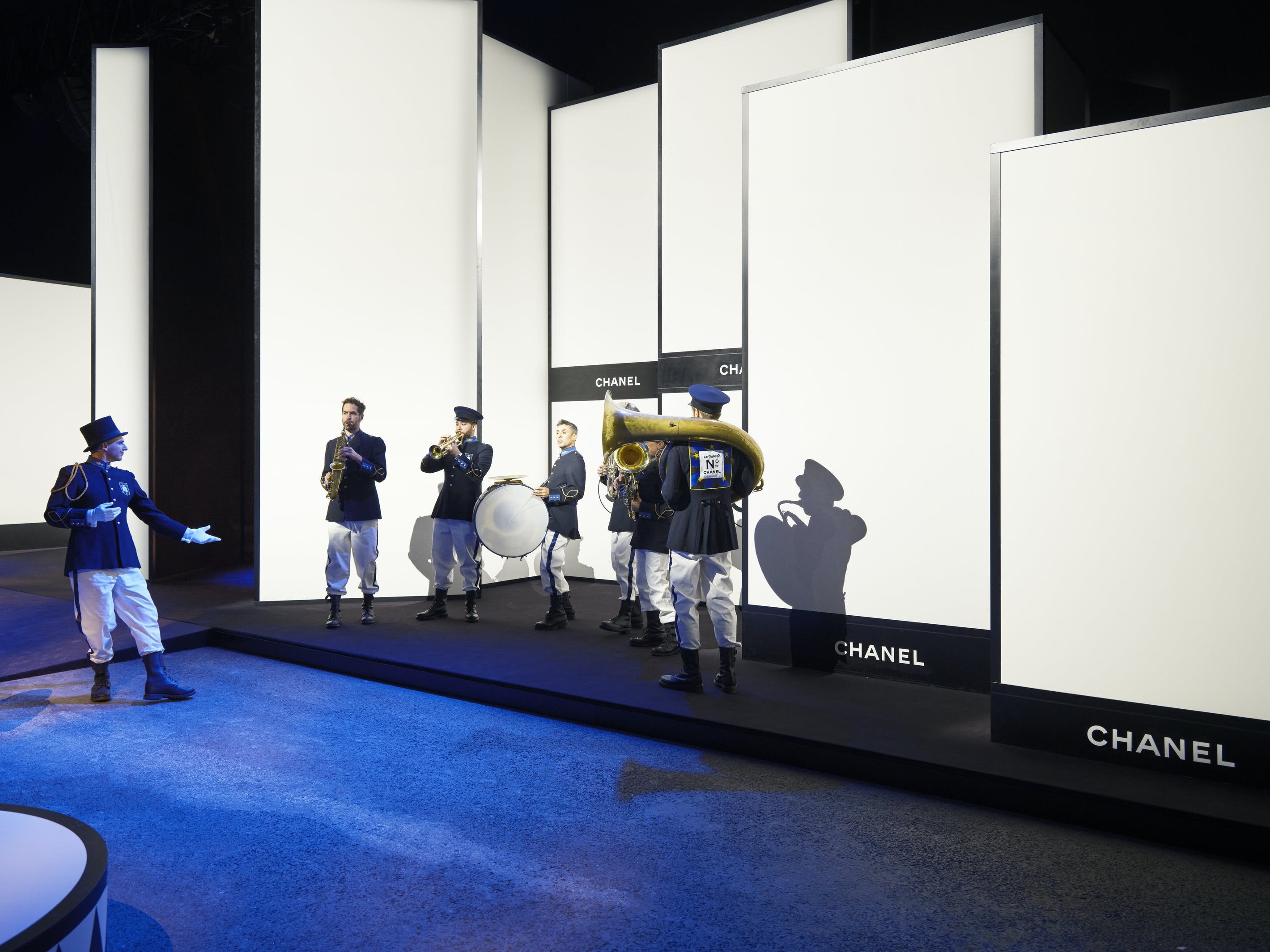 Accueil des visiteurs en fanfare - © Chanel