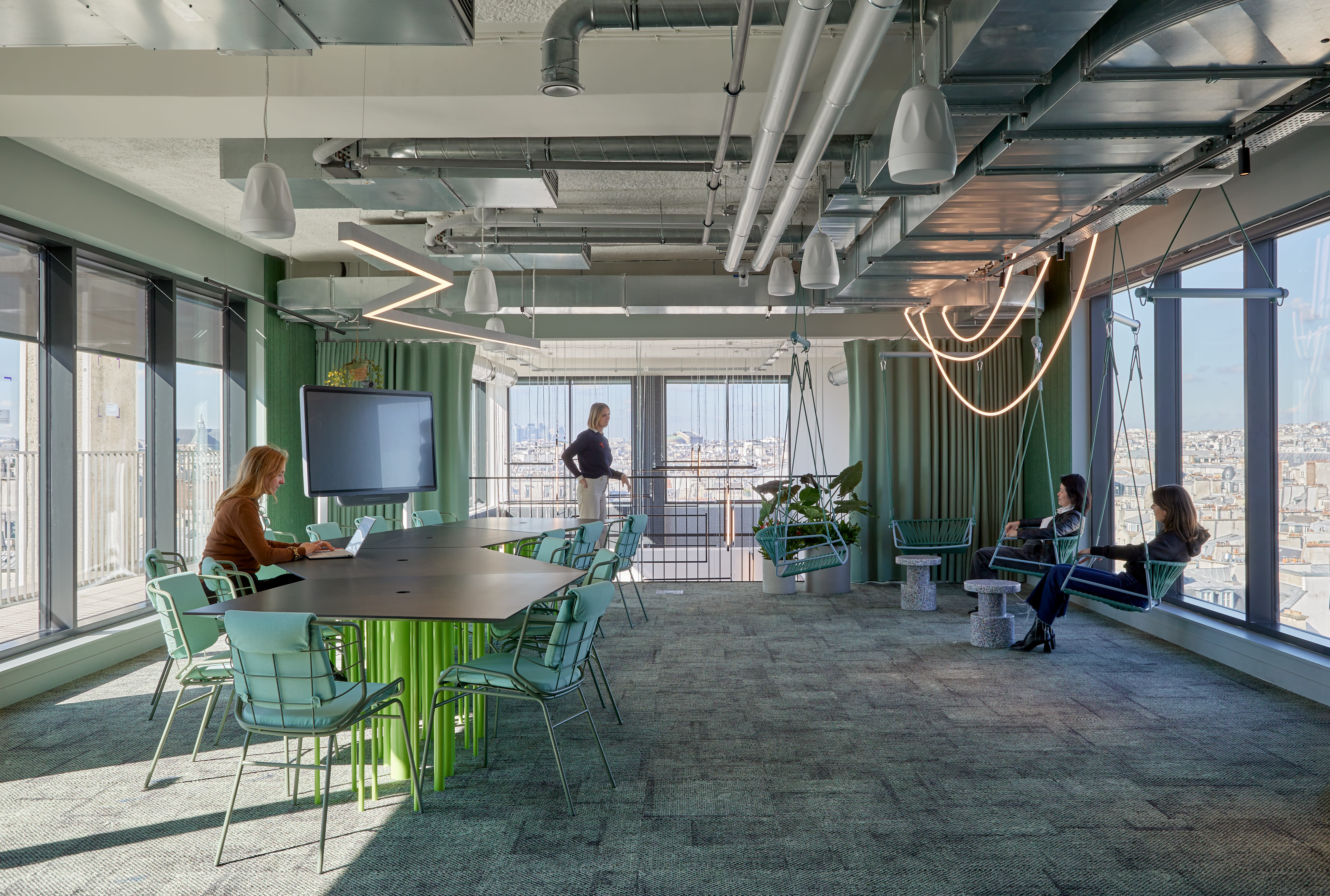 La mezzanine “To the Moon”, un des nombreux espaces de travail alternatif du 106 - © Antoine Mercusot