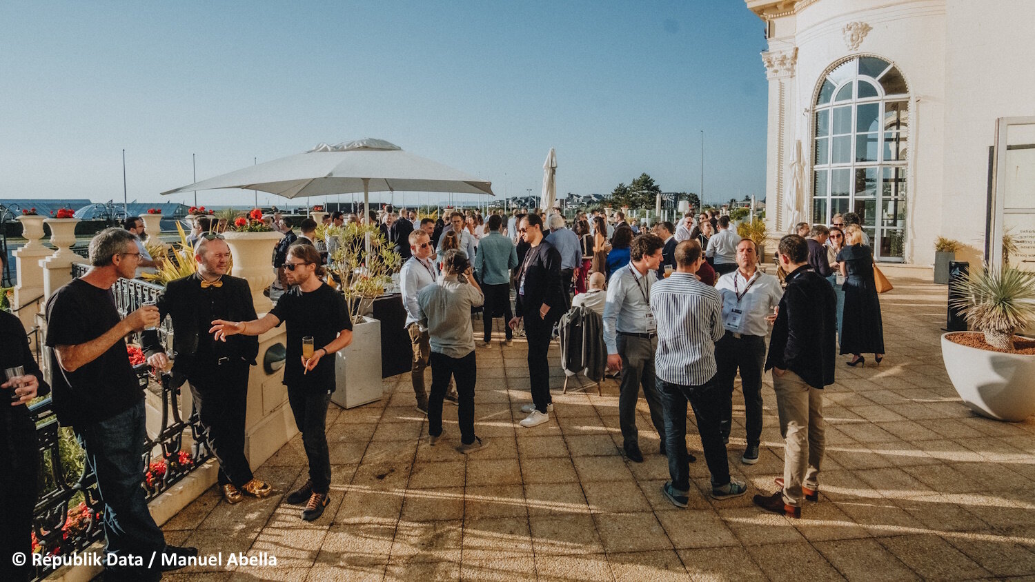 Républik Data et IA 2024 : cocktail sur la terrasse du Casino de Deauville.  - © Républik Data / Manuel Abella