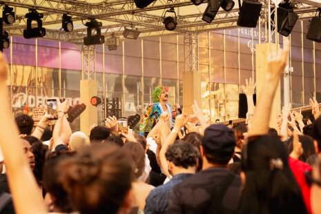 L'artiste Julien Granel en concert pour l'inauguration - © Moma Event / Garden Parvis