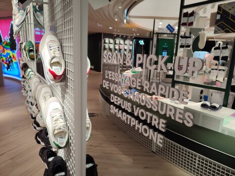 Le service scan & pick-up permet d'obtenir les chaussures que l'on souhaite essayer. - © Républik Retail