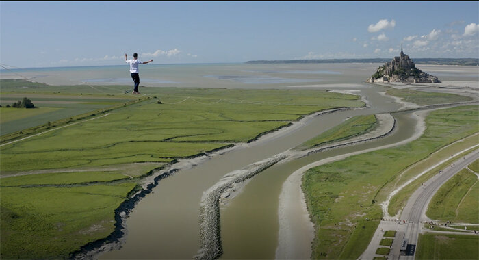Une performance spectaculaire de circassiens de la compagnie Retouramont sur l’Abbaye du Mont-Saint-Michel - © ministère de la Culture