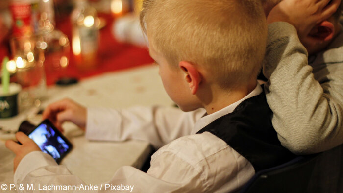 Les écrans, même professionnels, attirent les enfants. - © P. & M. Lachmann-Anke / Pixabay