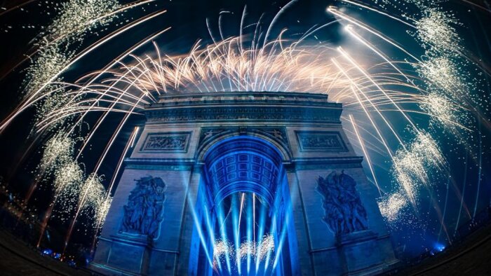 Le groupe F a réalisé le show pyrotechnique sur l’Arc de Triomphe pour l’entrée en 2024 - © Groupe F