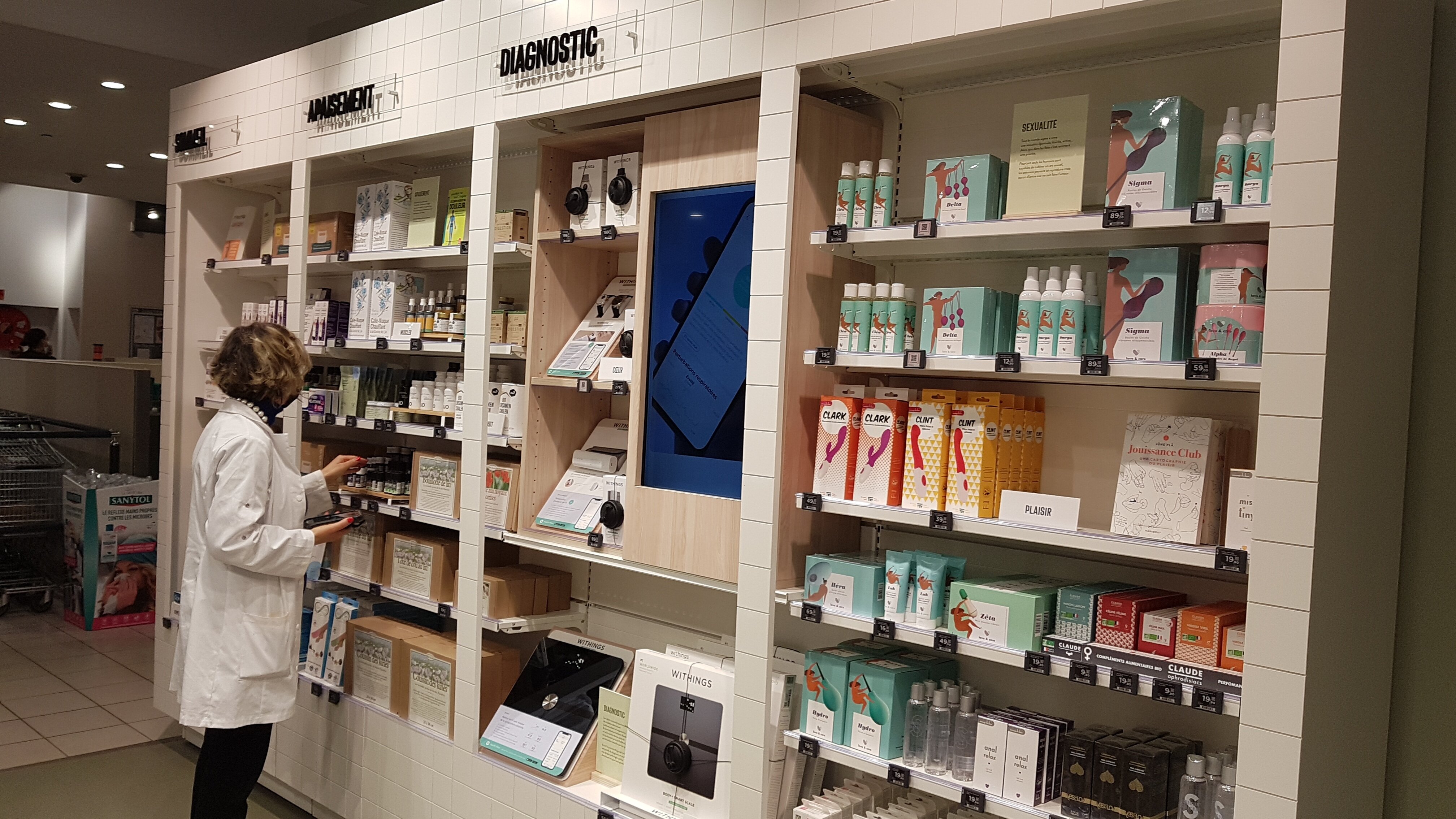 Les docteurs en pharmacie de la parapharmacie vont renseigner aussi les clients dans le nouvel espace santé. - © CC / Républik Retail