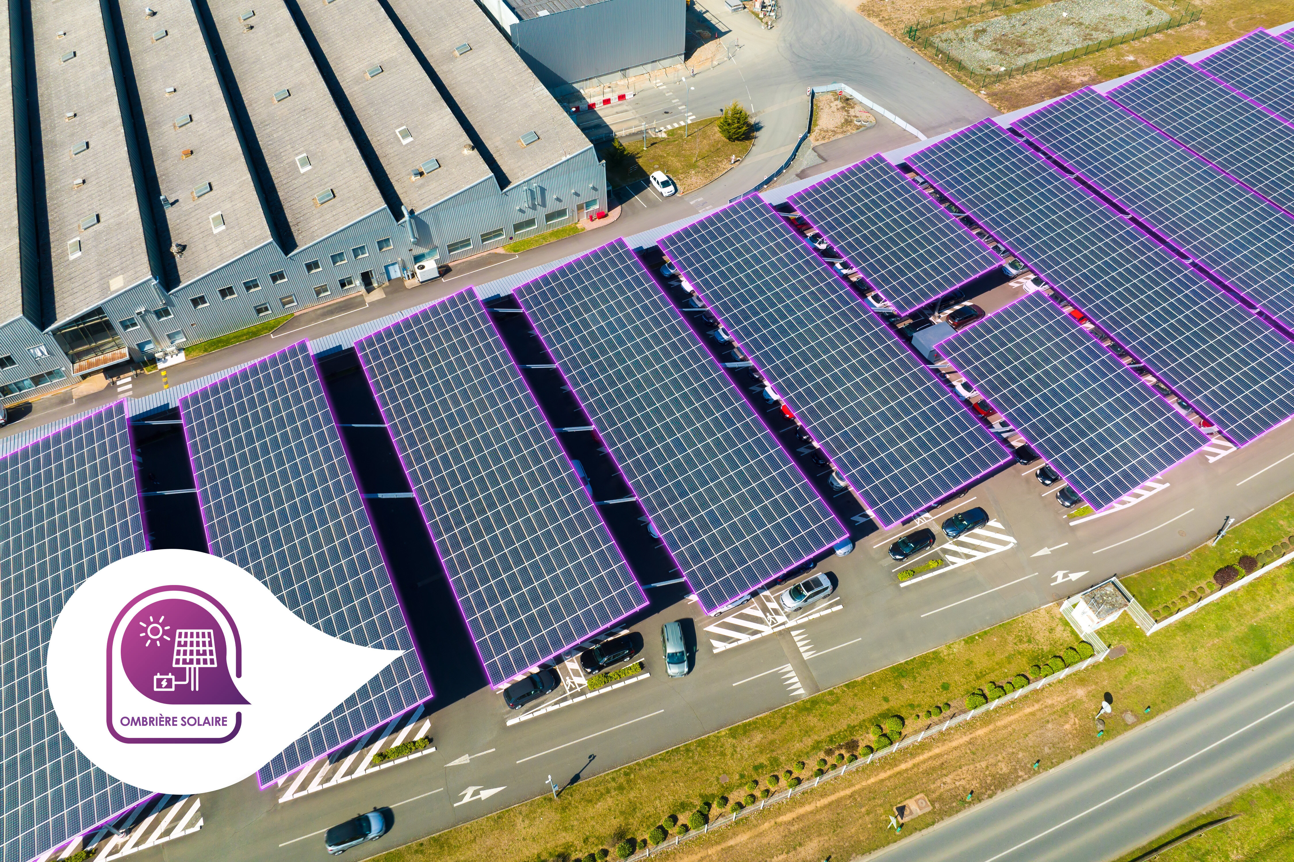 Vue aérienne de panneaux solaires installés au-dessus d’un parking avec des voitures. - © Shutterstock Copyright (c) 2022 Bilanol/Shutterstock. No use without permission.