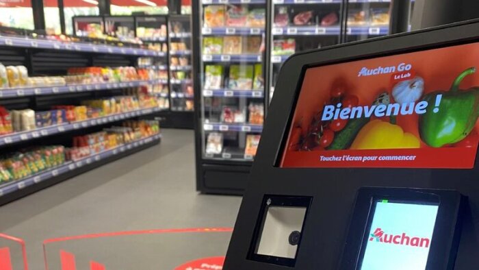 A l’entrée du bâtiment, les 2 500 collaborateurs du siège social peuvent tester « Auchan Go le Lab ». - © D.R.