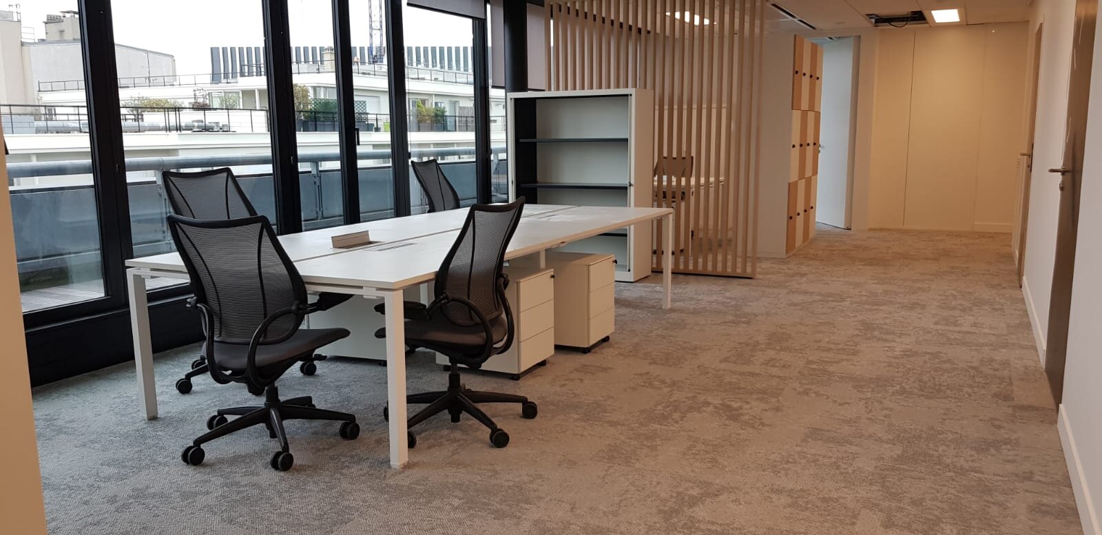 Adopte Un Bureau a réussi à combiner du mobilier venant de différentes sources tout en gardant une grande cohérence d’ensemble. - © D.R.