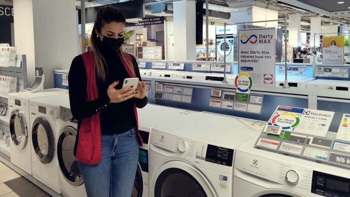 Saïda répond aux appels des internautes portant sur le gros électroménager depuis Darty Ternes. - © Républik Retail