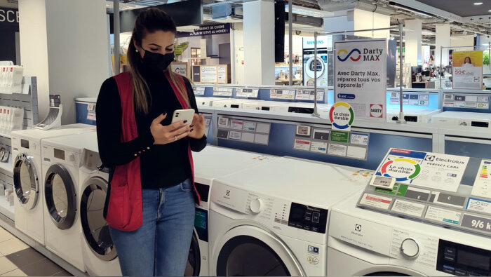 Saïda répond aux appels des internautes portant sur le gros électroménager depuis Darty Ternes. - © Républik Retail