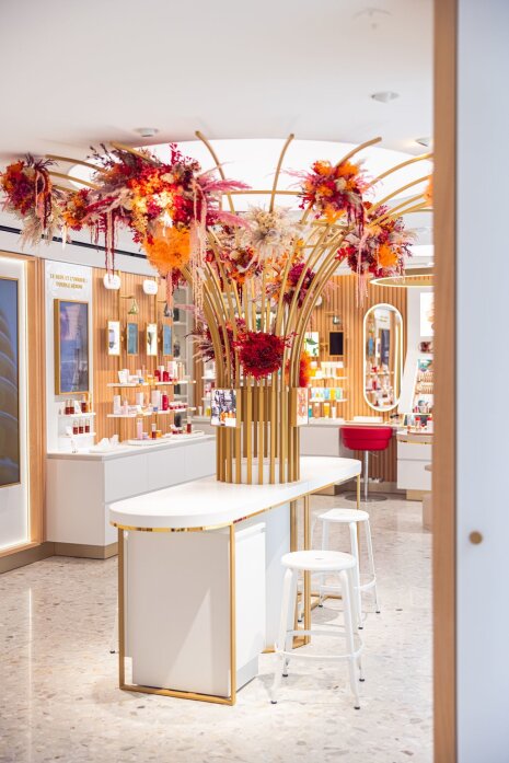 Usage de Krion K-Life, un matériau capable de purifier l’air au contact de la lumière. - © Clarins / Olivier Loser