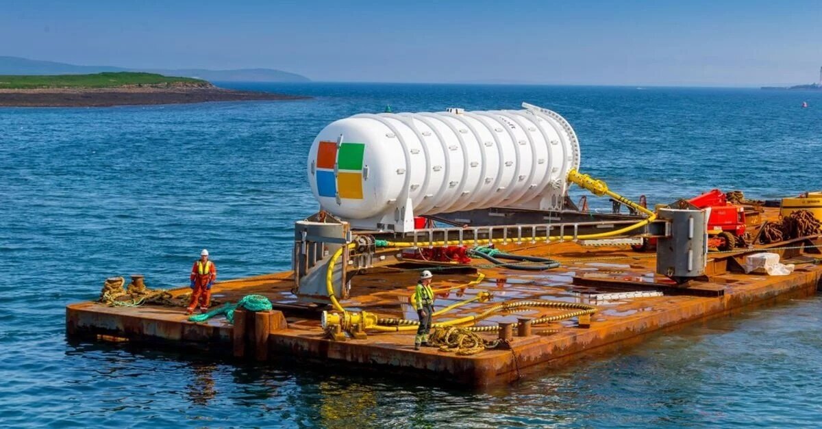 Microsoft teste un data center sous-marin avec le projet Natick, exploitant le refroidissement naturel de l’océan pour optimiser l’efficacité énergétique. - © Microsoft
