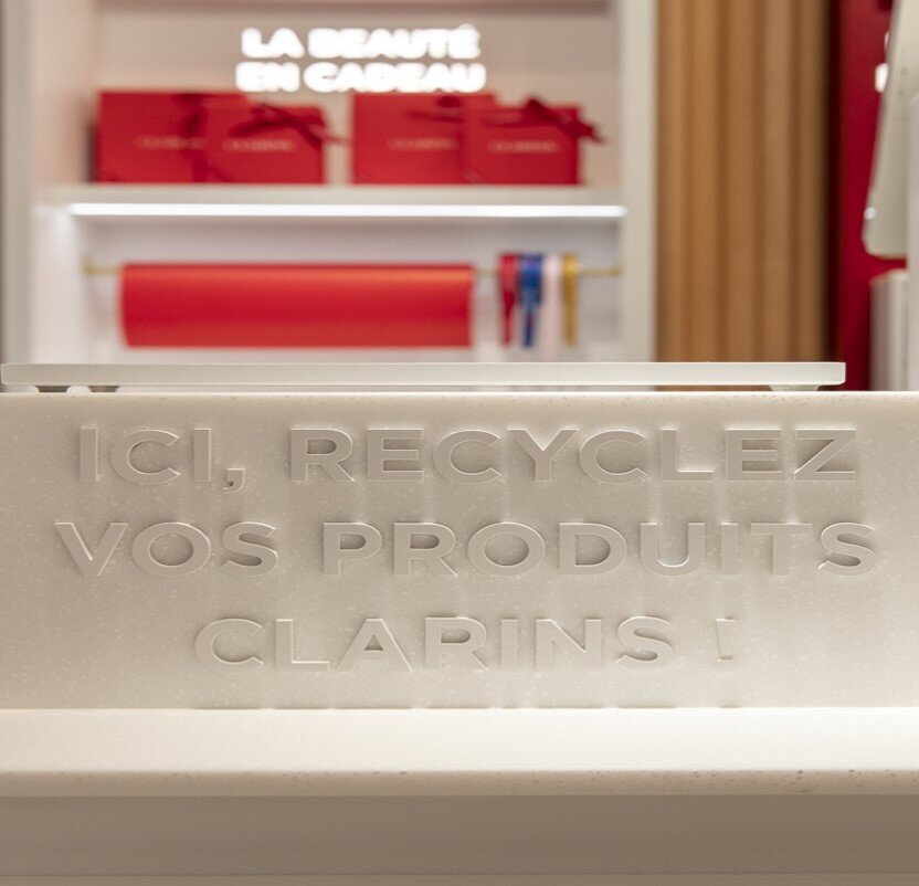 Clarins a mis en place un service de collecte pour recycler les anciens contenants. - © Clarins