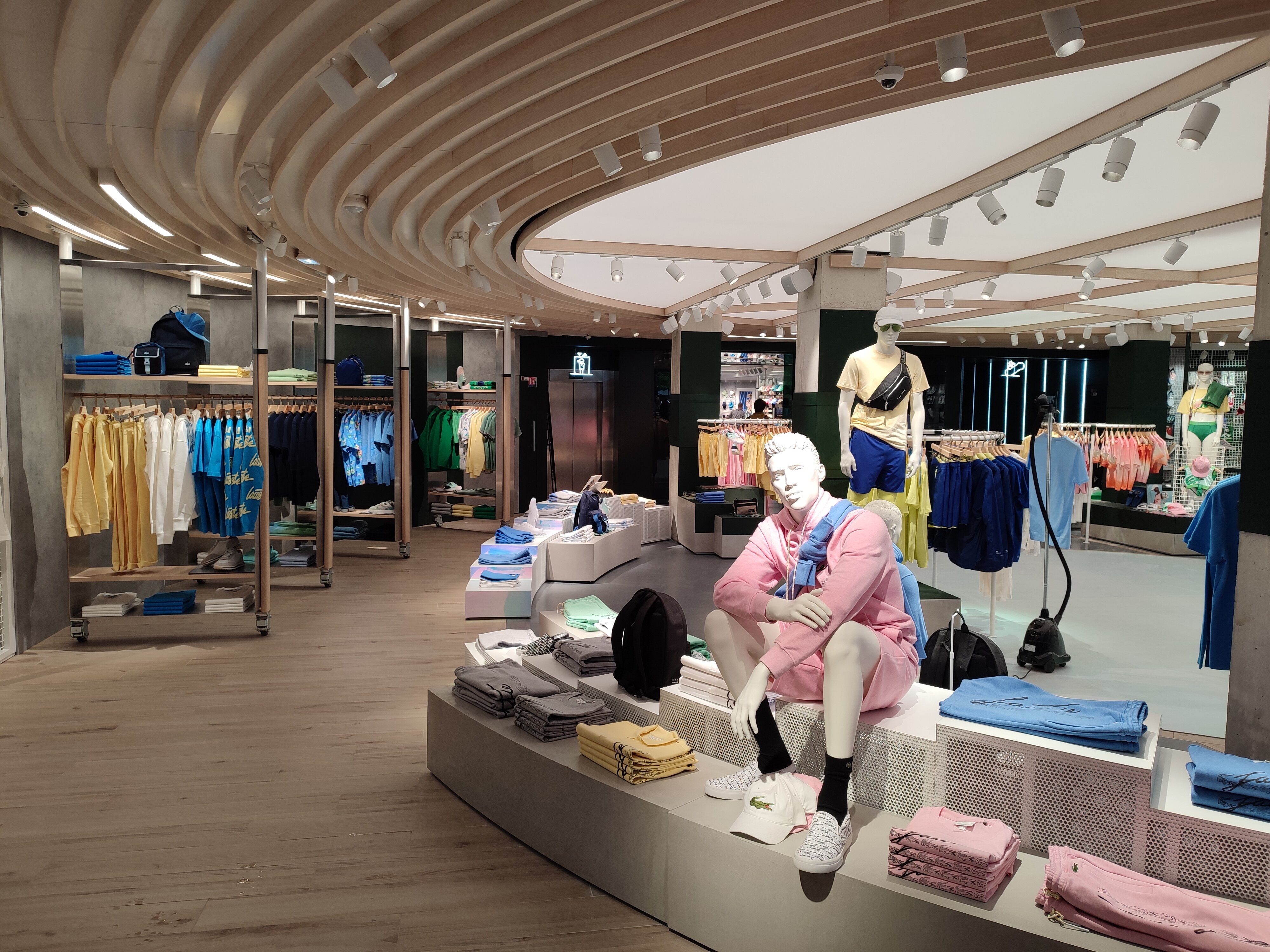 L’Arena propose à la vente toutes les gammes de Lacoste, du textile à la maroquinerie en passant par les accessoires et les chaussures. - © Républik Retail