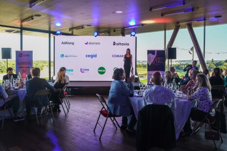 Jade Sauzet présente les sponsors du gala : Akeneo, Comarch, Lakaa, Cegid, Adalong, Pricer, ReachFive, AnyCommerce,Lizee. - © Républik Retail